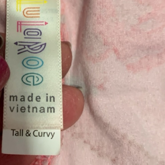 LuLaRoe Valentine Valentine’s Day TC Tall & Curvy Red Pink Hearts Roses Leggings - Picture 5 of 7